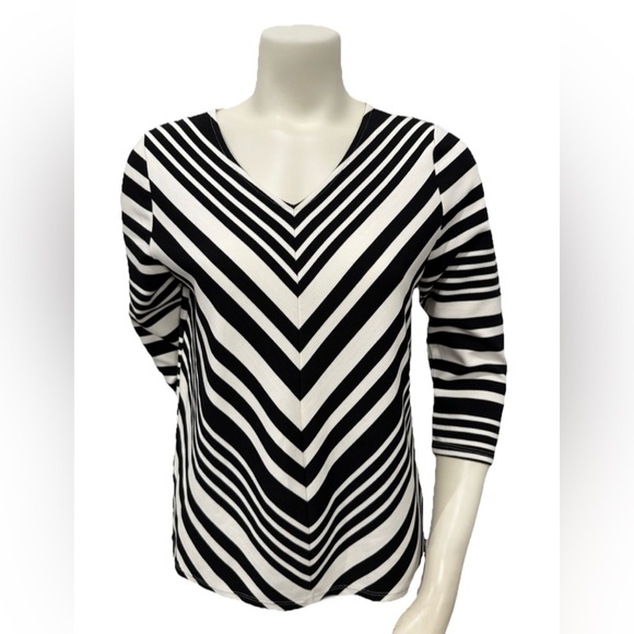 Chico’s Size 0 Black White Chevron Stripe Top V-Neck 3/4 Sleeve Stretch Rib Knit - Picture 1 of 9